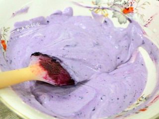 12、蓝莓慕斯,拌匀。