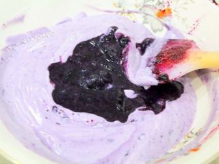 13、蓝莓慕斯,第二次加蓝莓液,拌匀。