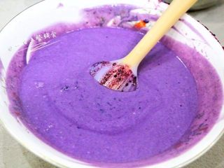 15、蓝莓慕斯,拌匀。