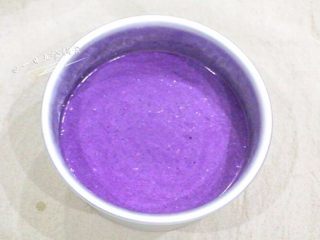 16、蓝莓慕斯,先将一半的慕斯液倒入模具轻轻震模,冷藏半个小时