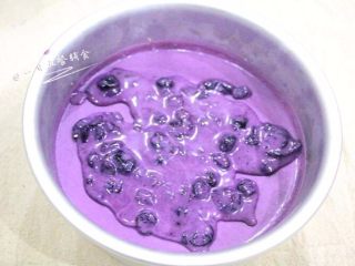 18、蓝莓慕斯,剩余的慕斯液全部倒入。