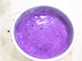 19、蓝莓慕斯,轻震模具入冰箱冷藏4小时以上或者直接过夜。