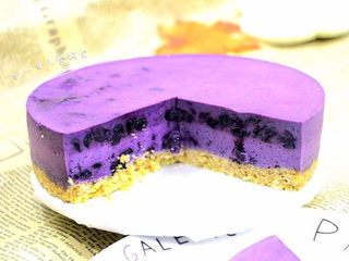 21、蓝莓慕斯,微凉,入口即溶......饼干底的加入让慕斯的口感不那么单一,且方便移动。