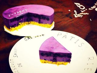 22、蓝莓慕斯,这样看上去,像是中间又加了层新鲜蓝莓一样。小贴士:如果用的吉利丁片,先把吉利丁片用冰水泡软,在隔水加热融化,最终倒和牛奶一起加入蓝莓果酱中。