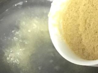 3、小米山药粥,锅里加适量水，烧开，倒入小米熬煮15分钟，期间要搅拌几下，免得粘锅。