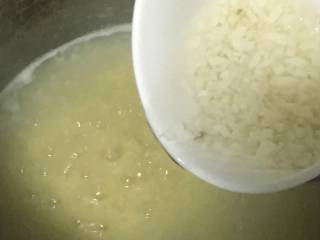 4、小米山药粥,加入山药继续煮15分钟。山药加进去后容易糊锅，要记得多搅拌。