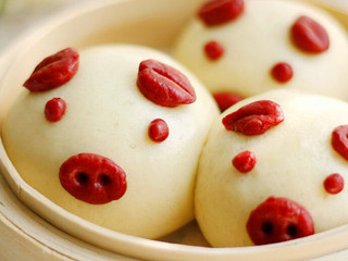 1、豆浆猪猪包,黄豆侵泡过夜打成豆浆，和面粉及酵母混合，揉成光滑的面团