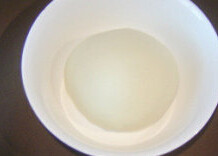 2、豆浆猪猪包,揉好的面团分大概15克左右出来，把红曲粉揉进去，成为红色的面团