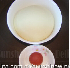 4、豆浆猪猪包,发酵好的面团取出来排气，分成4等份