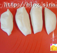 5、豆浆猪猪包,取其中一份，揉圆，从红色面团上取一小块出来，揉圆后再压扁，用筷子的小头压两个洞做猪猪鼻子。