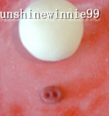 6、豆浆猪猪包,沾点清水，把鼻子粘在白色的面团上