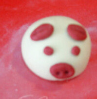 8、豆浆猪猪包,把做好的小猪摆在蒸笼里，放在锅里再饧15分钟，开火，水开后调中火蒸15分钟，关火，再焖5分钟后开盖就OK了。