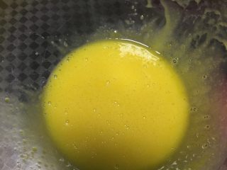 2、巧克力蛋糕卷,一勺蛋黄加入油中充分搅拌乳化，然后倒入剩余蛋黄液中
