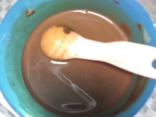 3、巧克力蛋糕卷,70g温水慢慢注入coco粉，拌匀无颗粒