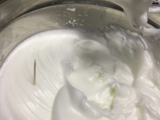 4、巧克力蛋糕卷,蛋清打发至图中状态：出尖角或牙签不倒