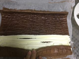 5、巧克力蛋糕卷,拿出蛋糕卷轻轻打开，加入奶油馅，重新卷起。