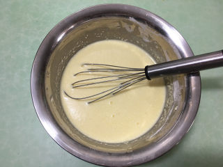 4、芒果千层蛋糕,搅拌均匀.