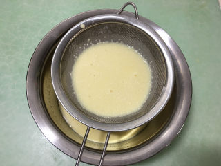 5、芒果千层蛋糕,用筛网过筛一次至两次,使面糊变得细腻.