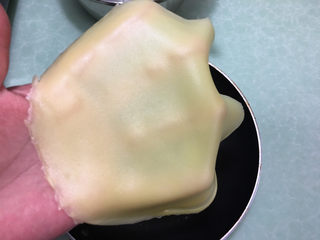 9、芒果千层蛋糕,摊熟后待饼皮温热了取下来.(有个快速将锅降温的方法:可以备一个比平底锅稍大的盆,里面放上凉水,等饼皮摊好后把平底锅底部放在盆里的凉水上）