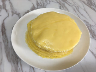 10、芒果千层蛋糕,将摊好的饼皮放在一个盘子里,摊熟的饼皮这样叠着放也不会粘在一起.