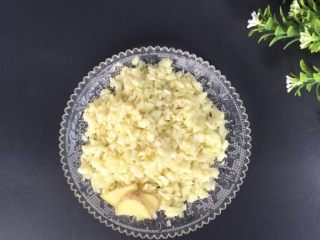 2、蒜泥螃蟹,腌制螃蟹的时候准备2头大蒜，剁碎，3片生姜