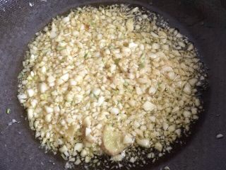 5、蒜泥螃蟹,锅中留些底油，把蒜和姜下锅翻炒出香味即可