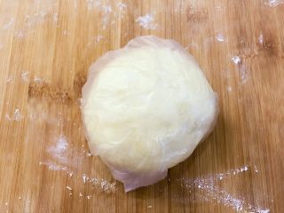 1、宝宝辅食：老妈牌薄麦饼-24M+,将面团放入保鲜袋中，放在一边醒发半小时左右。