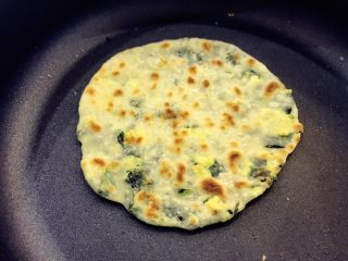 6、宝宝辅食：老妈牌薄麦饼-24M+,平底锅加热后，可以不放油，也可以刷一层植物油，放入薄麦饼，保持中小火，先煎2分钟左右至薄饼有点变硬，然后翻面，一直简直两边呈现金黄色即可。