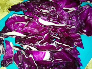 1、糖醋双色藕片,改刀把紫甘蓝切小点，方便摇