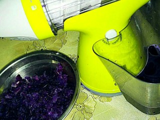 2、糖醋双色藕片,用果汁机摇出紫甘蓝汁