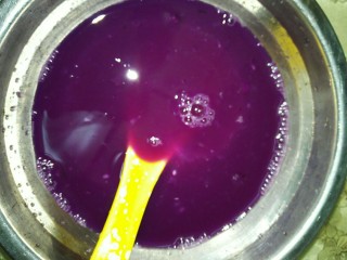 3、糖醋双色藕片,榨出的汁加点水放入白醋，调出漂亮的颜色，这时的汁量在200左右毫升