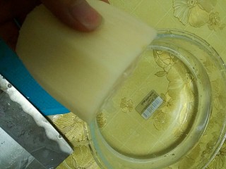 4、糖醋双色藕片,莲藕一截，大家现在看见的只有半截，因为浸泡要2个小时以上才会上色，我这里是沉泡一夜，所以另外半截先别削皮，包好放冰箱保存