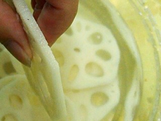 5、糖醋双色藕片,开始削皮时就要准备一碗加了一丢丢的白醋以防止莲藕变黑，这样切一片放进去一片，切这样的厚度就可以了