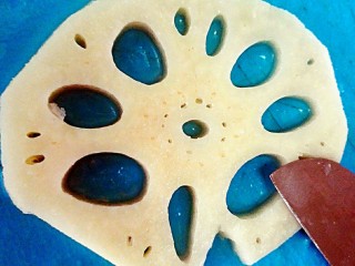 6、糖醋双色藕片,怕会变黑，所以我是先全部切片后，再去改刀的，其实我今天这个藕身段不够美，大家买时选大小均匀大的，那样又好切又好看，先切小v字形，然后旁边切圆