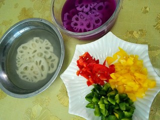 8、糖醋双色藕片,喜欢素食，尽量使用简单的调料，体会食物的甜美。