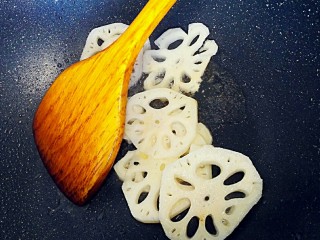 9、糖醋双色藕片,起油锅藕片放入，翻炒后加适量的醋，再添少许水来翻炒～