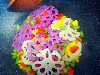 10、糖醋双色藕片,在汤汁浓稠后，放彩椒， 加盐，适量的糖调味，就可以起锅了