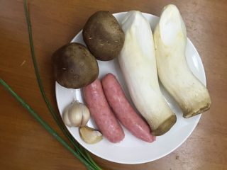 1、双菇炒热狗,将所需材料准备好