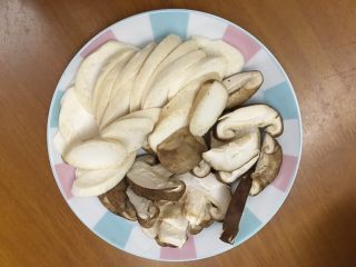 2、双菇炒热狗,将香菇和杏鲍菇洗净切片