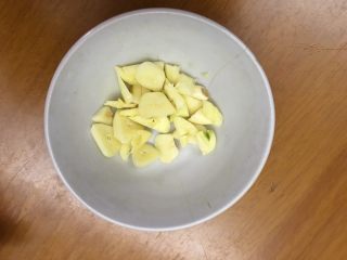 3、双菇炒热狗,将蒜头切成末