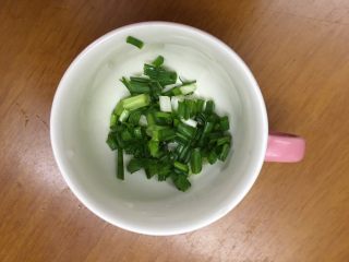 4、双菇炒热狗,将小葱洗净切成粒备用