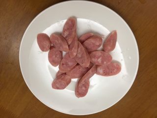 5、双菇炒热狗,将热狗切成片备用