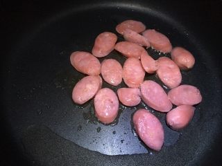 7、双菇炒热狗,再把另外一面煎至金黄色,盛起备用