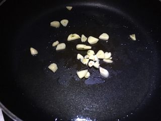 8、双菇炒热狗,锅中倒油,放入蒜末爆香