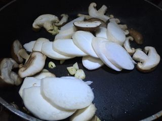 9、双菇炒热狗,依次放入香菇和杏鲍菇翻炒