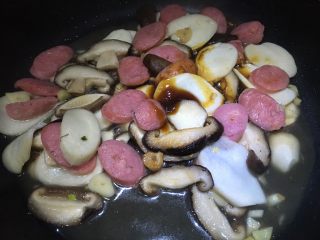 12、双菇炒热狗,水快收干的时候加入蚝油和少许盐(热狗本来就会咸,所以盐不要下太多)