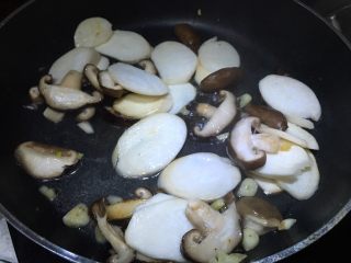 10、双菇炒热狗,加入适量的水