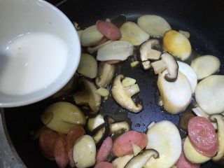 13、双菇炒热狗,倒入适量的淀粉水