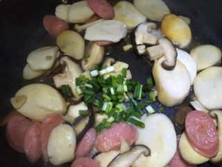 14、双菇炒热狗,撒上葱花,炒匀即可
