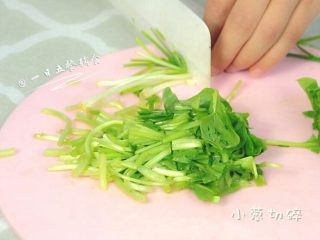 3、宝宝虾肉大馄饨 宝宝辅食，青菜+馄饨皮,先将青菜邦、小葱切碎。